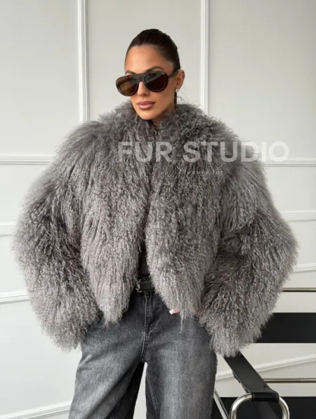 Серая шубка из меха ламы - фото 8