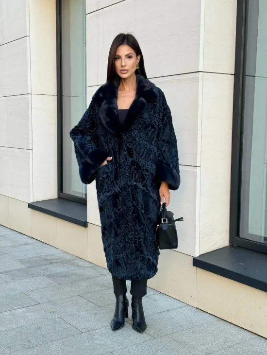 Шуба из каракуля Indigo Blue с отделкой из меха норки, фасон кокон - фото 0