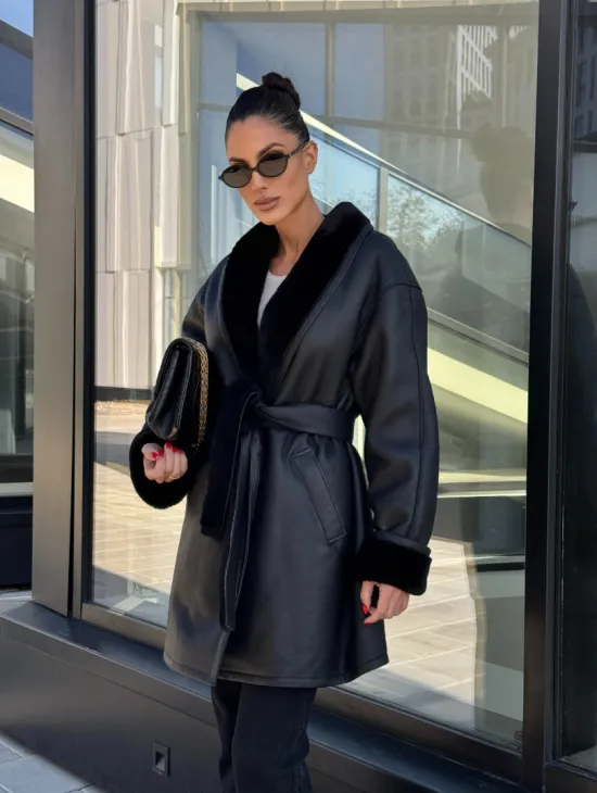 Черная женская дубленка на запах с поясом - фото 0