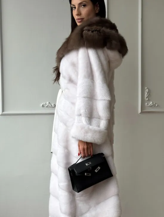 Шуба фасон кимоно из аукционной норки с капюшоном кобра из меха куницы - фото 2