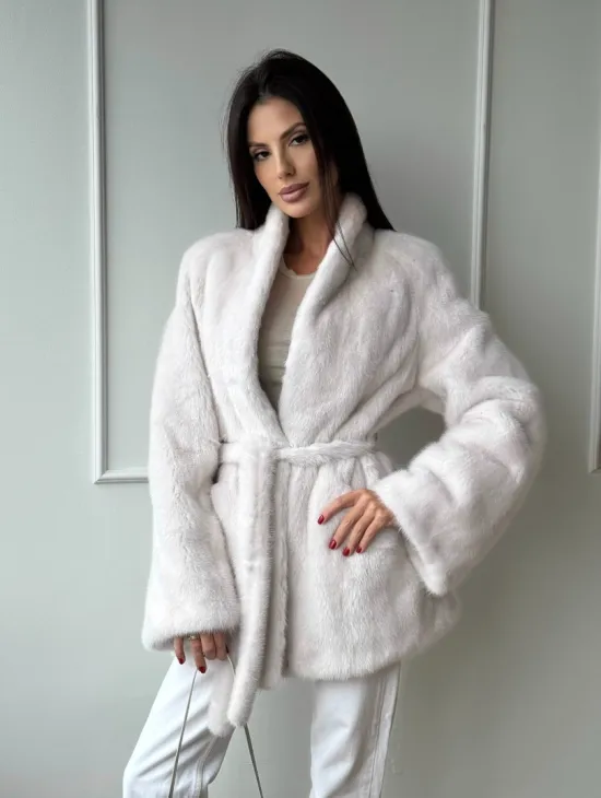 Белый меховой жакет из норки с V-образным воротником и поясом - фото 8