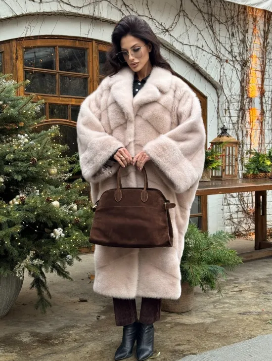 Шуба натуральная из меха аукционной норки в стиле «Oversize» - пудровая - фото 8