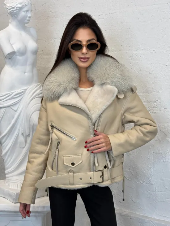 Дубленка из натуральной овчины со шнуровкой на спине и воротником из меха песца - фото 10