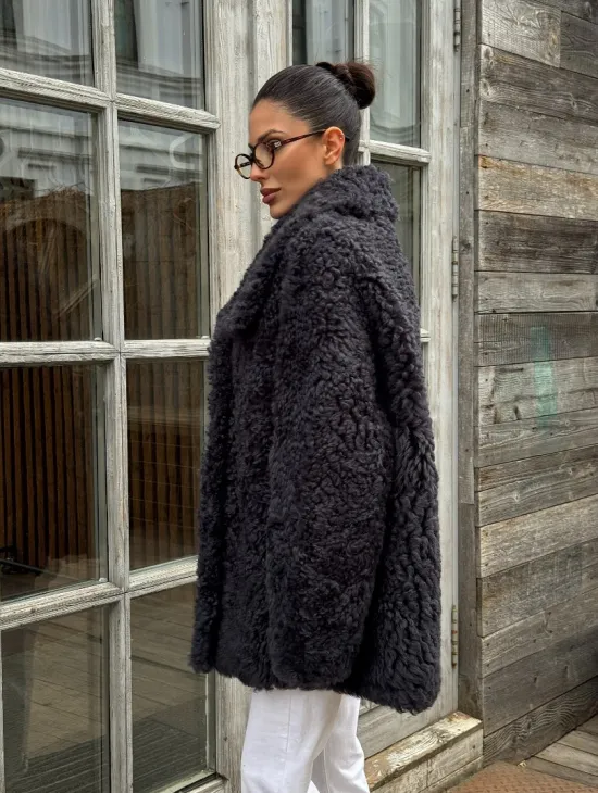 Стильный полушубок из натурального меха тиградо с большим отложным воротником - цвет графит - фото 7