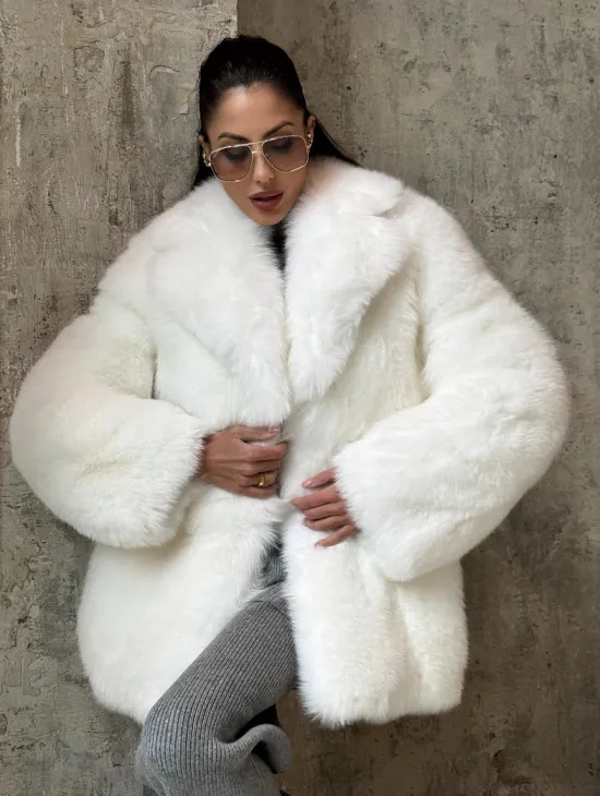Шуба белого цвет из меха Финского песца - фото 3
