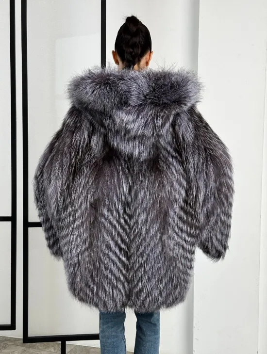 Шуба из меха чернобурки с капюшоном в росшив - летучая мышь - фото 5