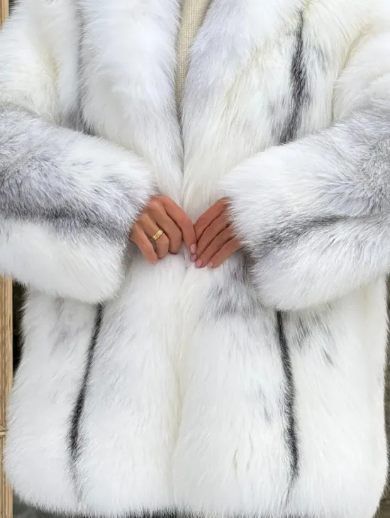 Шуба из меха белой крестовой лисы с воротником шаль, цельные пластины - фото 1