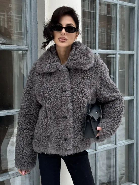 Короткая шубка из натуральной овчины с воротником апаш - фото 2