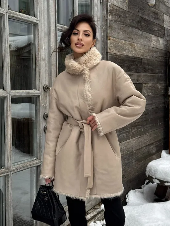 Двухсторонняя женская шуба - дубленка из меха испанского тиградо в бежевом цвете - фото 11