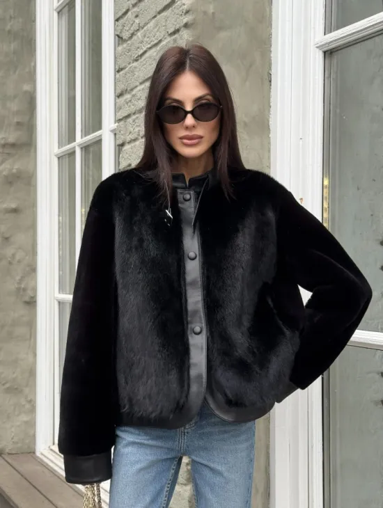 Куртка из мутона с мехом норки - черная - фото 5