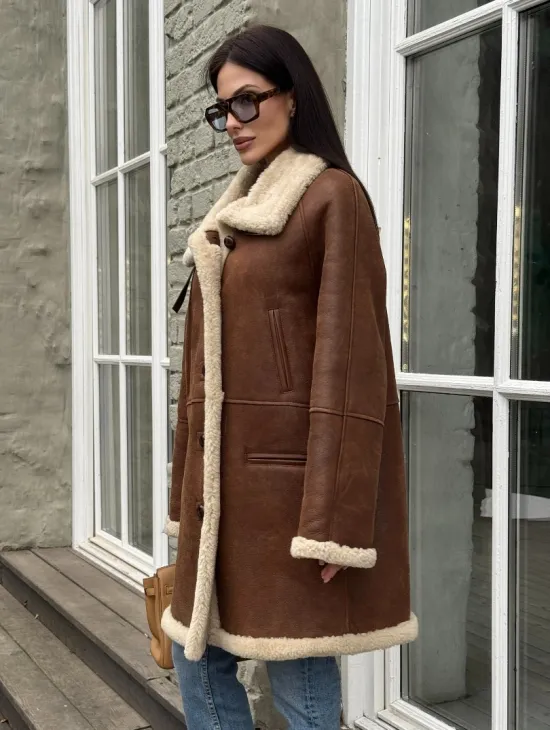 Удлиненная женская дубленка из меха мериноса на пуговицах - фото 4