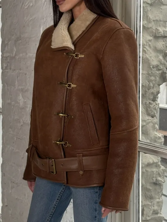 Женская дубленка в цвете виски с декоративными крючками - фото 1