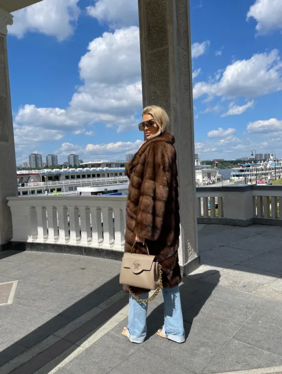 Удлиненная норковая шуба в цвете соболь - фото 2