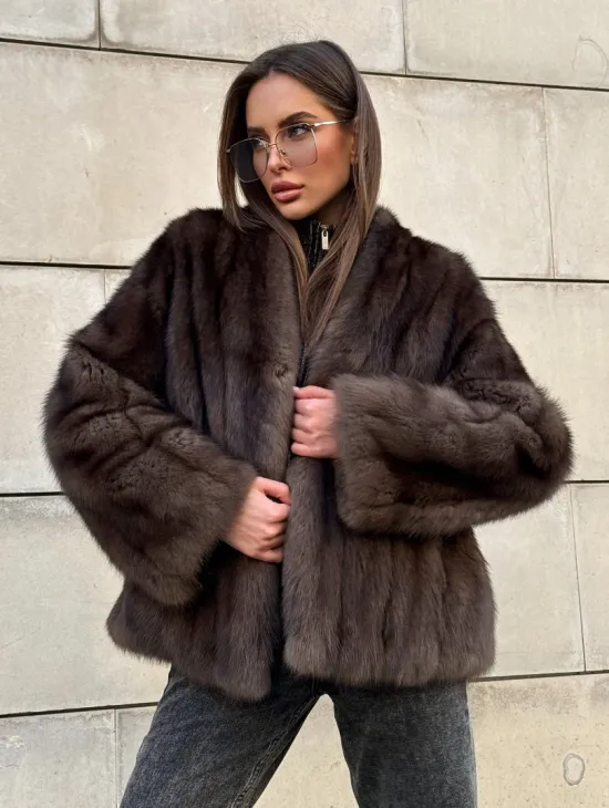 Стильный жакет - полушубок из куницы с V-образным воротником - фото 4