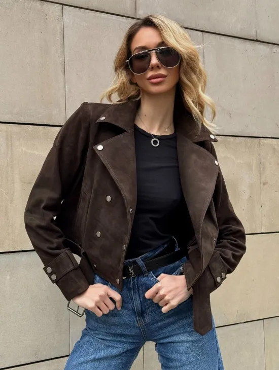 Короткая замшевая курточка с прорезными карманами и ремнём на талии - фото 0