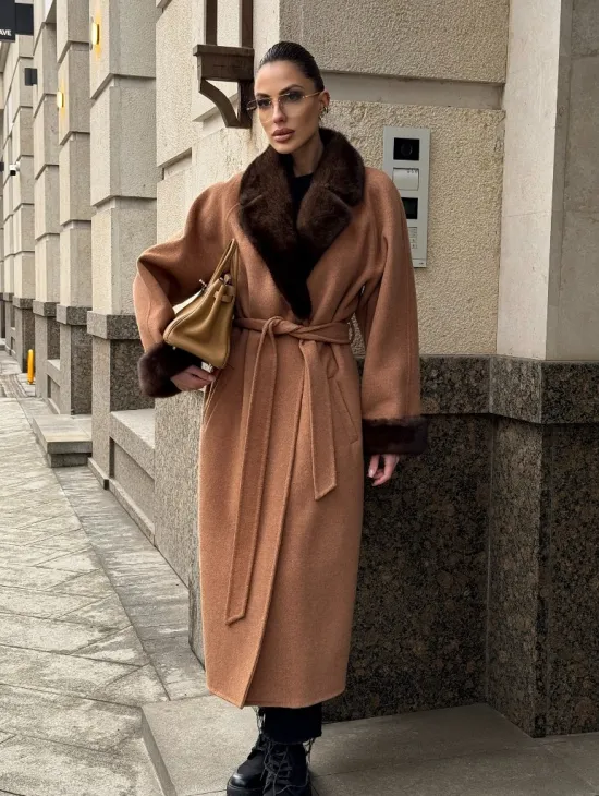 Длинное демисезонное пальто с отделкой из меха норки - фото 11