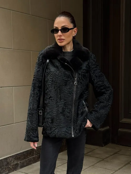 Каракулевая косуха с отделкой из меха норки на воротнике - фото 7