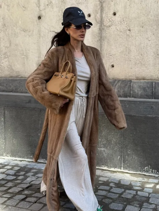 Длинная норковая шуба в цвете пастель с V-образным воротником - фото 8