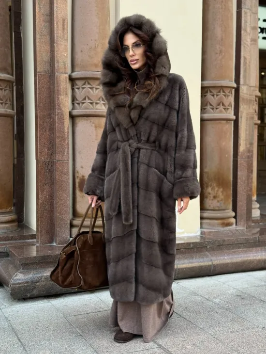 Шуба норковая в цвете мокко с капюшоном куница - фото 9