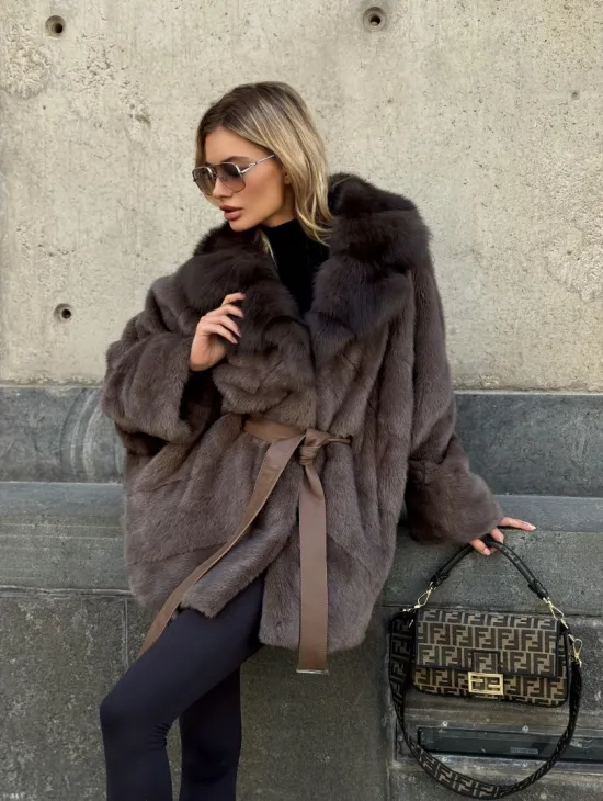 Женская норковая шуба свободного силуэта с воротником куницы - фото 11