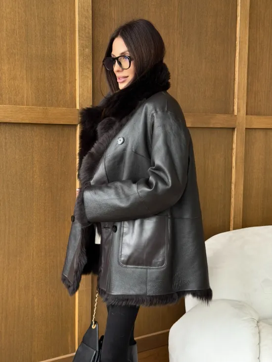 Двухсторонняя коричневая дубленка - фото 17