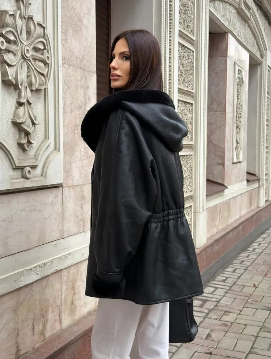 Женская дубленка с капюшоном - фото 9