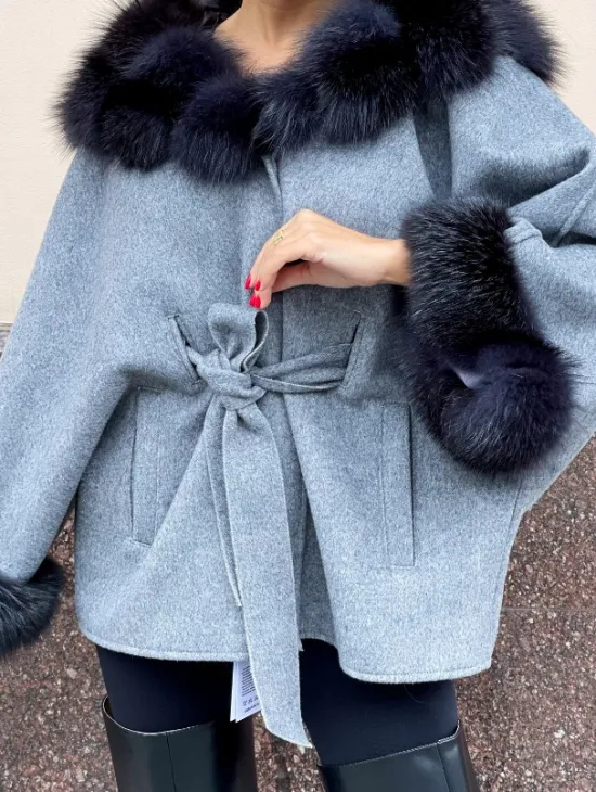 Пончо из натуральной шерсти с капюшоном из песца - фото 5