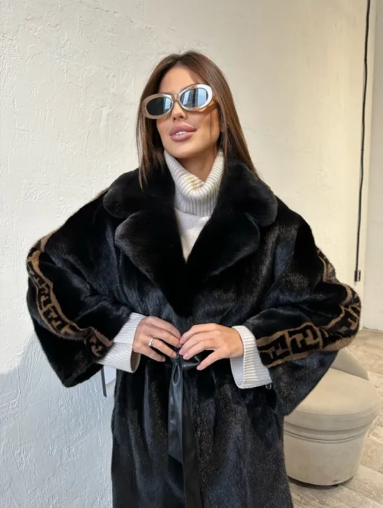 Черная плюшевая норковая шуба с принтом на рукавах - фото 1