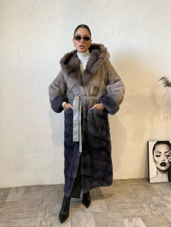 Удлиненная норковая шуба с капюшоном из меха куницы - эффект деграде - фото 0