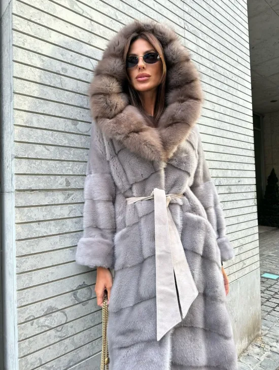 Длинная шуба из норки воротник-капюшон куница светло-серого цвета - фото 1