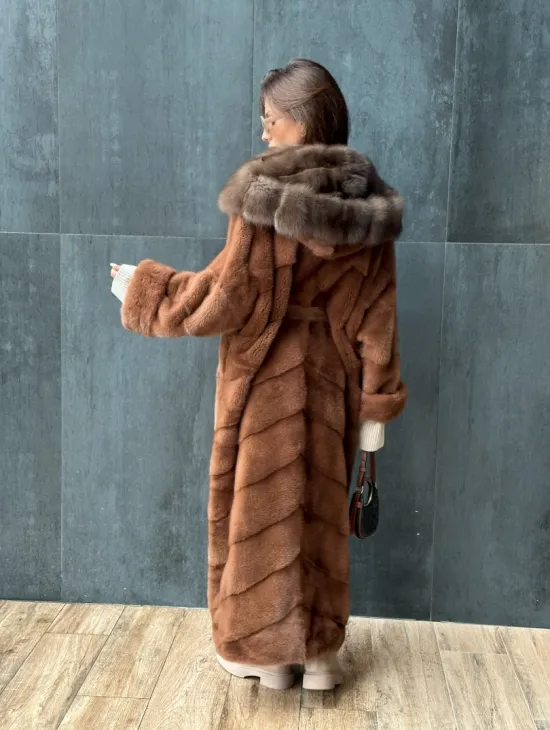 Удлиненная норковая шуба с капюшоном из куницы - цвет медный - фото 7