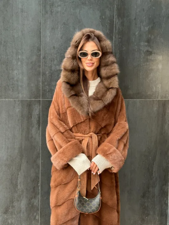 Удлиненная норковая шуба с капюшоном из куницы - цвет медный - фото 1