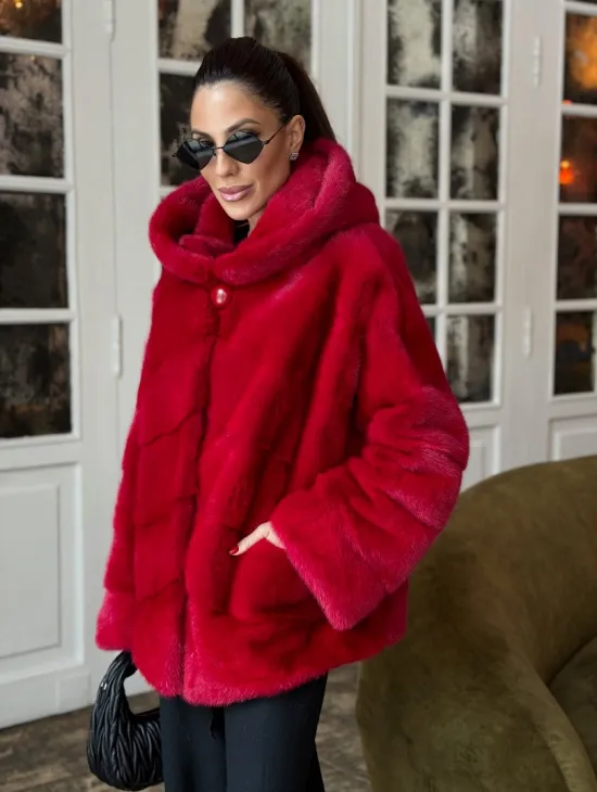 Красная короткая шуба из меха норки с капюшоном, паркет - фото 1