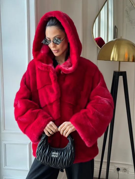 Красная короткая шуба из меха норки с капюшоном, паркет - фото 2